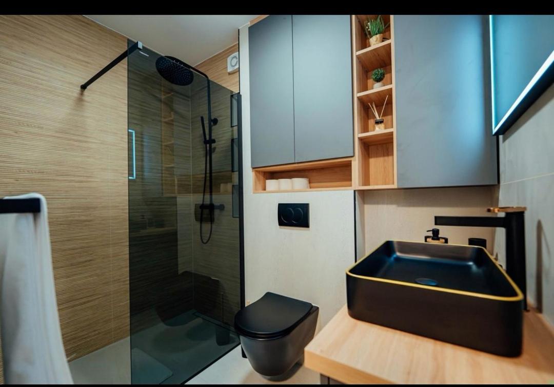 Black Queen Apartment Split Exterior foto